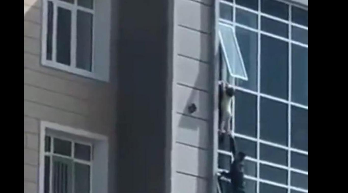 Man riskeert eigen leven om peuter te redden die dreigde van achtste verdieping te vallen (video)
