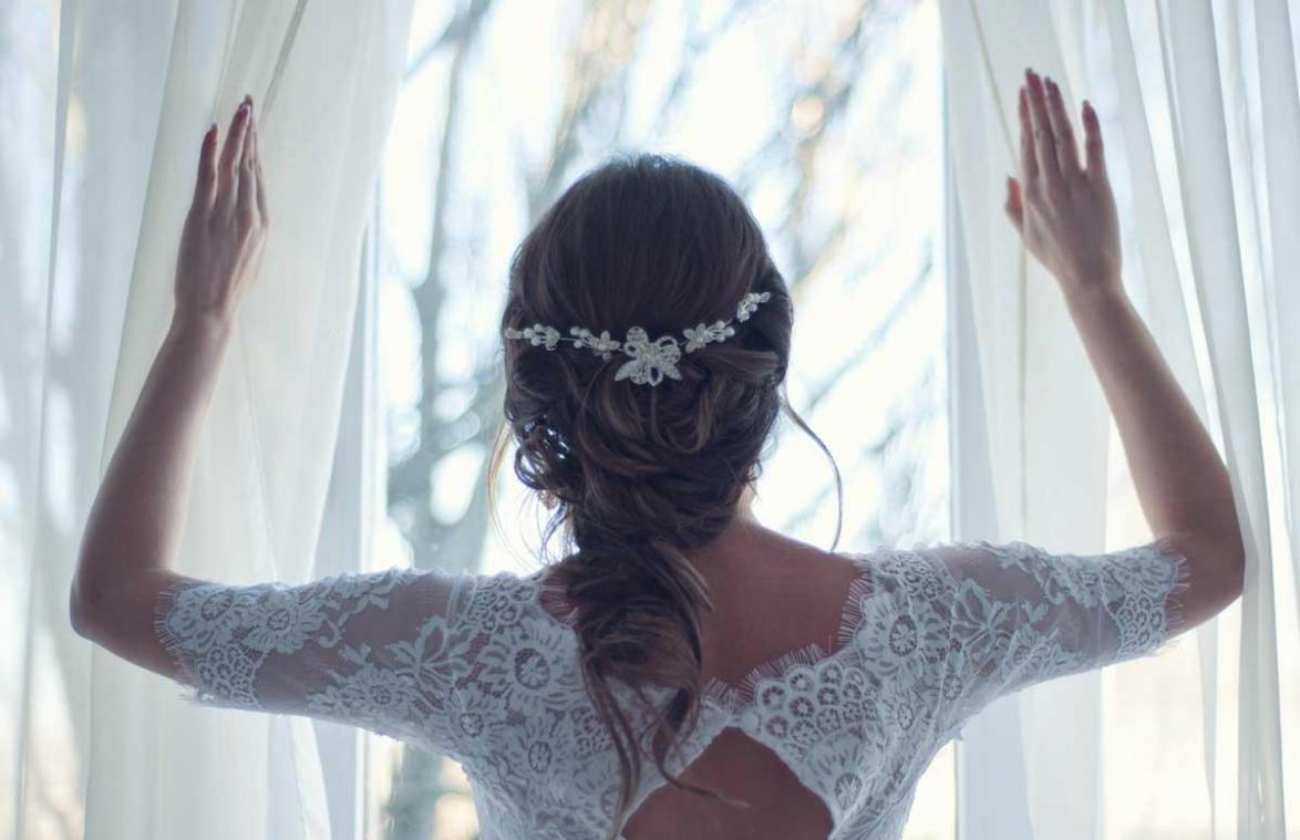 Bruid lokt kritiek uit met doorzichtig trouwkleed: «Zo smakeloos!» (foto)