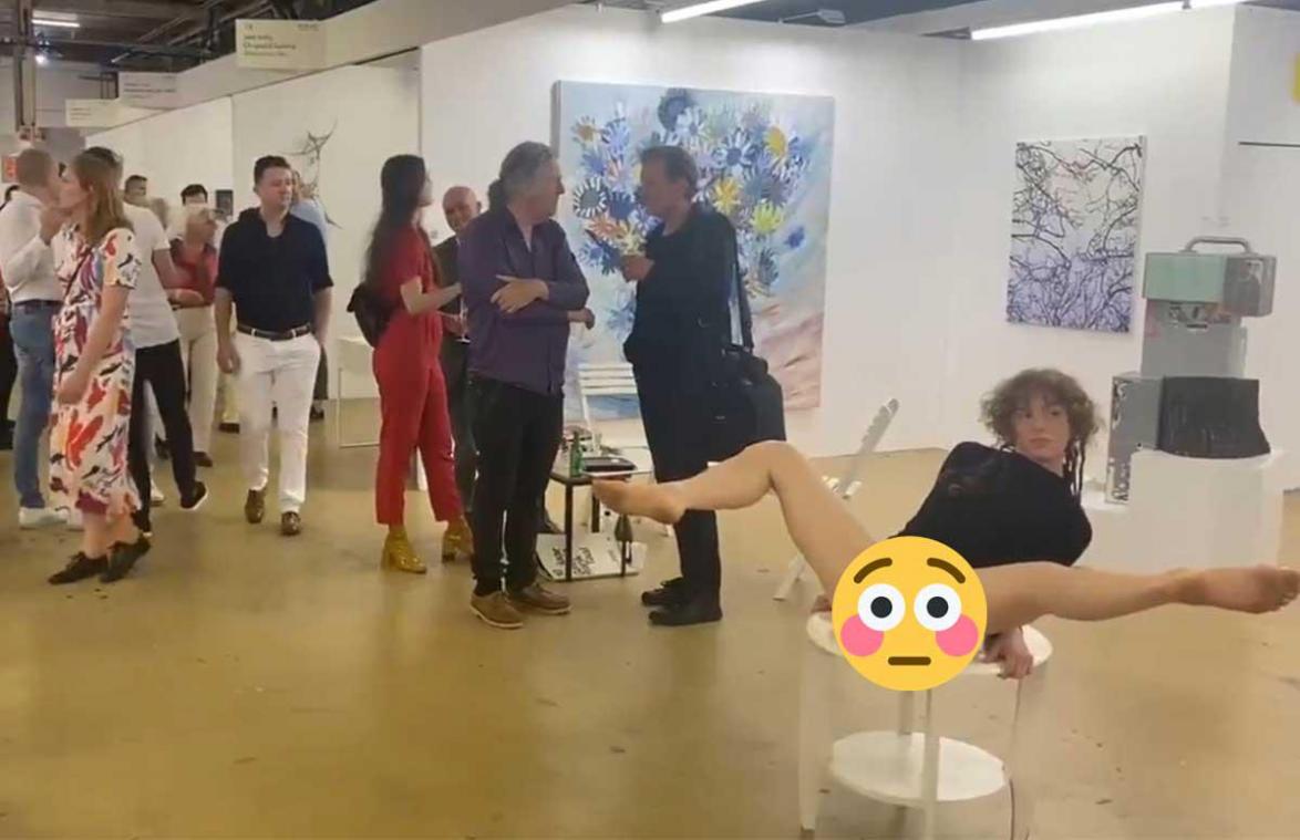 Vrouw choqueert met gespreide benen op kunstbeurs: «Ik zou me daar wel geschoren hebben» (video)