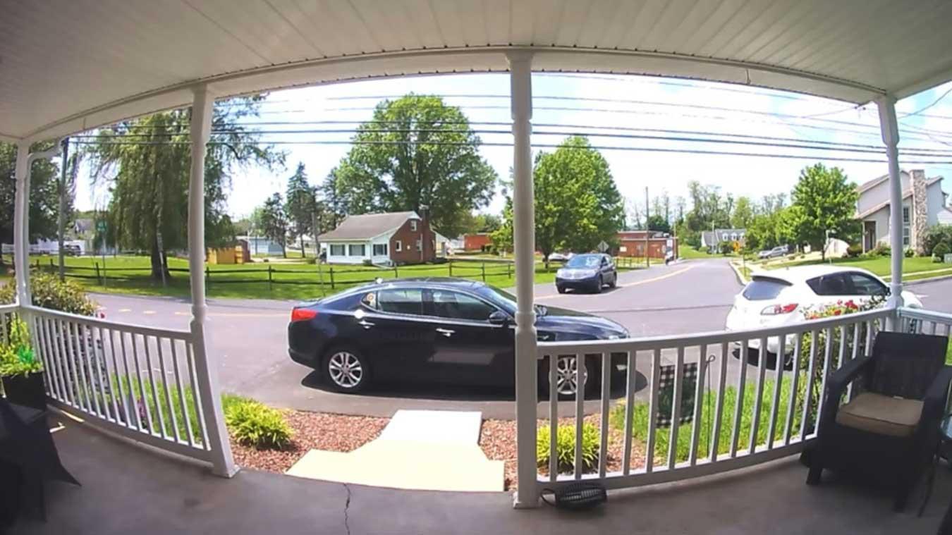 Deurcamera filmt bizar auto-ongeval vlak voor huis (video)