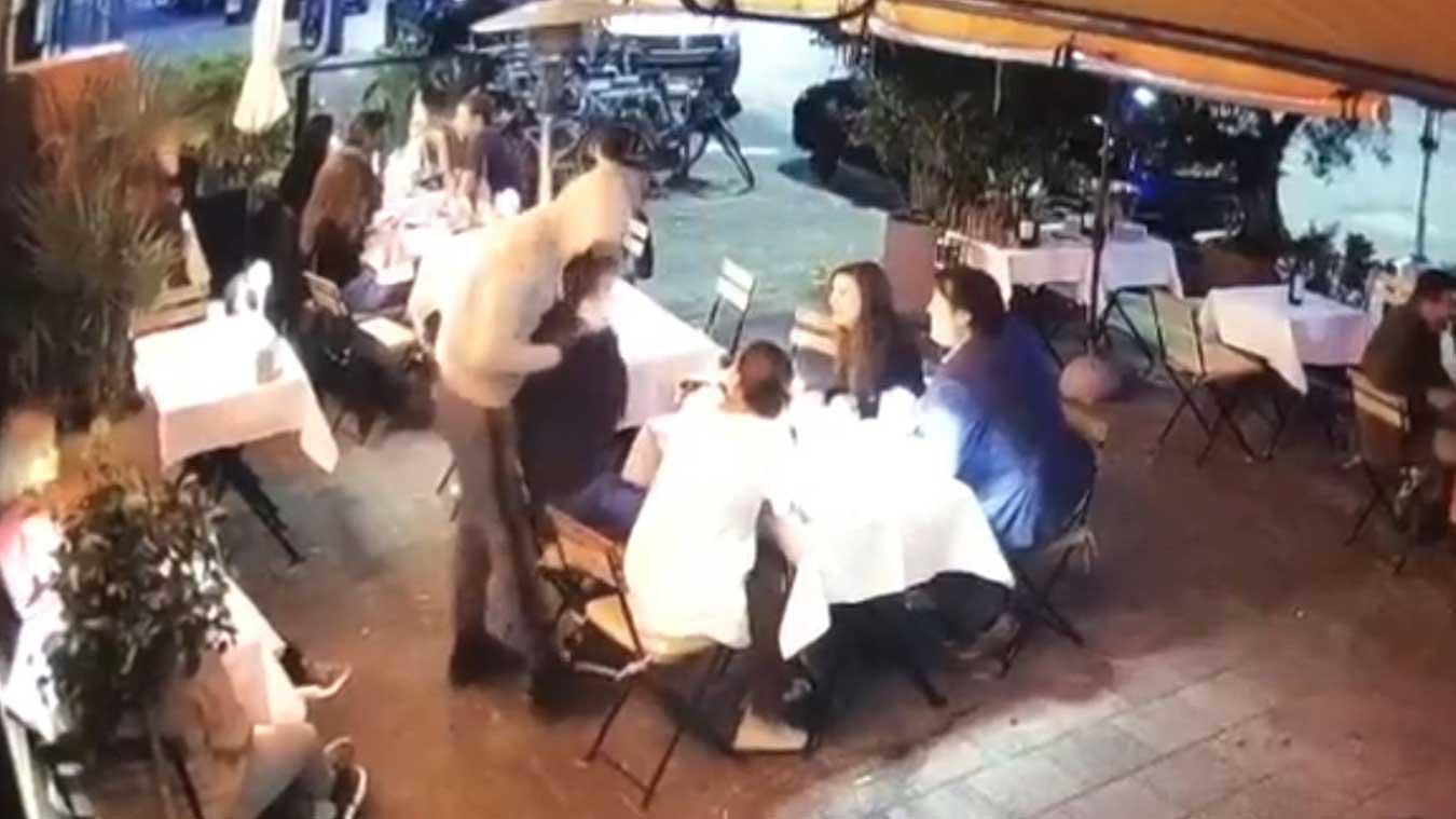 Beelden tonen hoe dief Rolex van man in Amsterdams restaurant probeert te stelen (video)