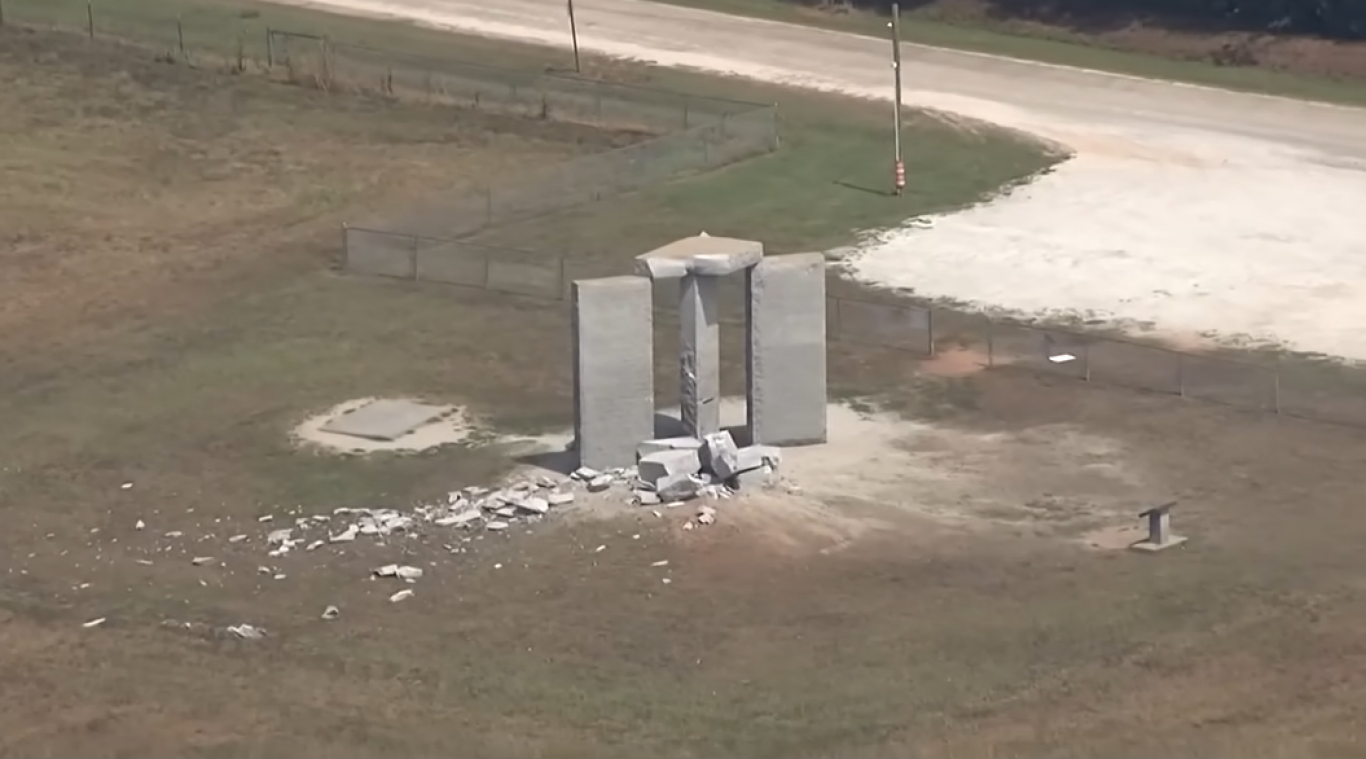 BIZAR. Onbekenden blazen mysterieus granieten monument op in VS (video)