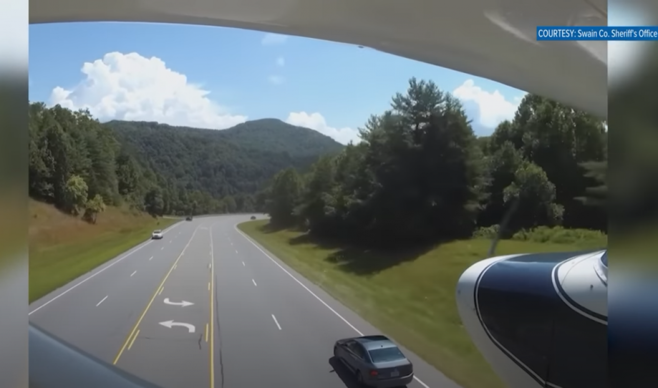 Spectaculaire beelden: piloot moet noodlanding maken op snelweg en kan auto’s maar nipt ontwijken (video)