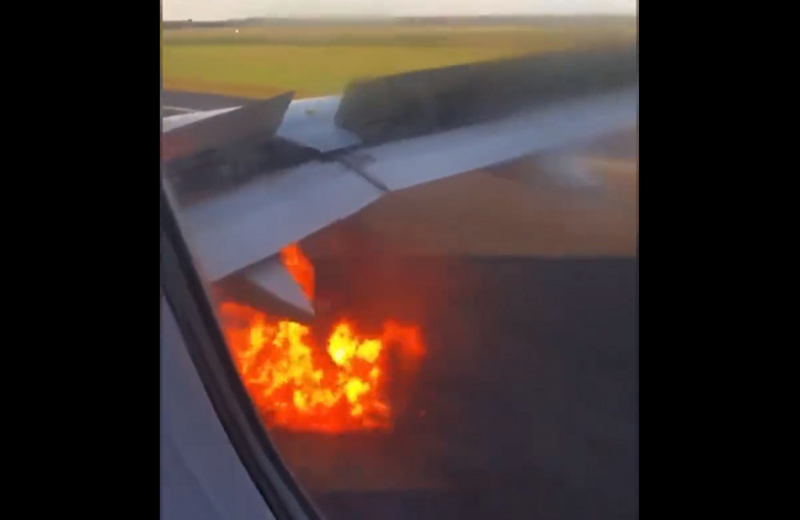 Paniek wanneer vliegtuig in brand schiet na landing: «Laat ons eruit!» (video)