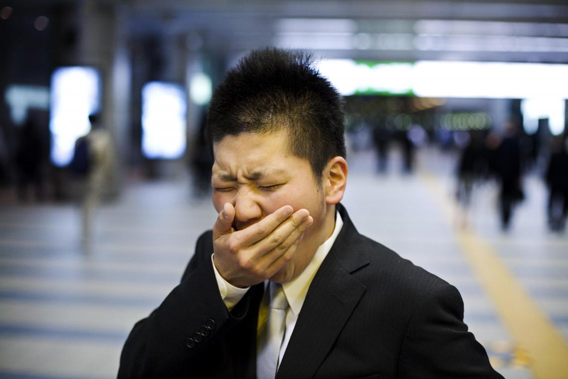 BIZAR. Japan laat zijn vermoeide werknemers nu ook in een rechtopstaande «dutjesdoos» slapen
