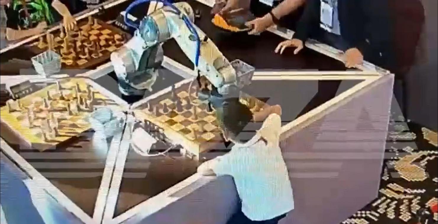 OEPS. Schaakrobot breekt vinger van zijn zevenjarige tegenstander (video)