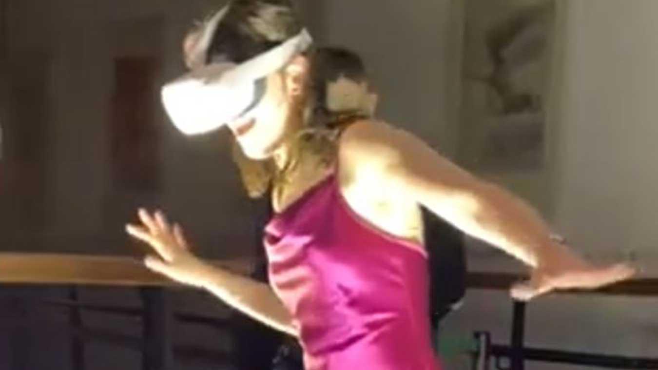 Vrouw probeert VR-spel uit op hoge hakken, maar dat was GEEN goed idee... (video)