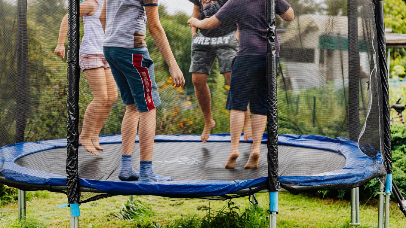 BIZAR. Vrouw wil dat buren trampoline verplaatsen om DEZE reden