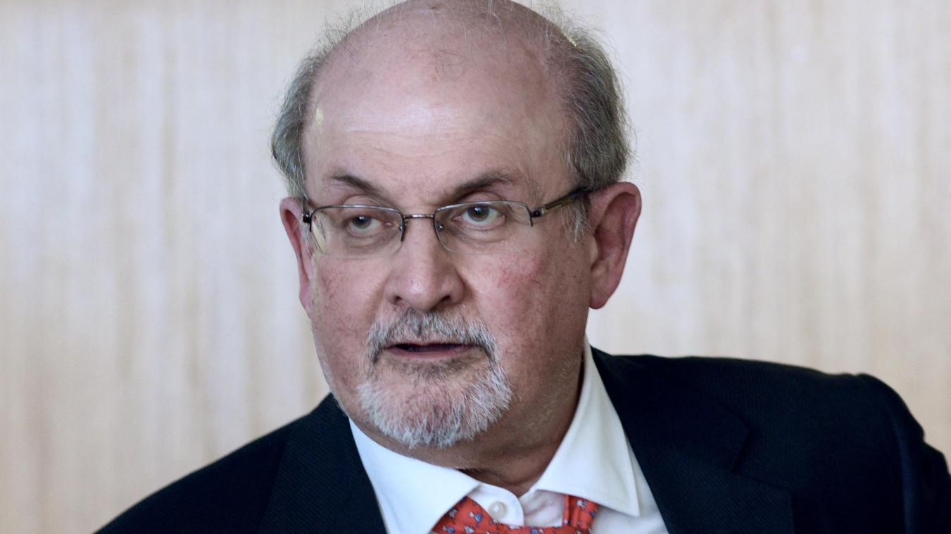 «Salman Rushdie is van beademing gehaald en kan weer spreken»
