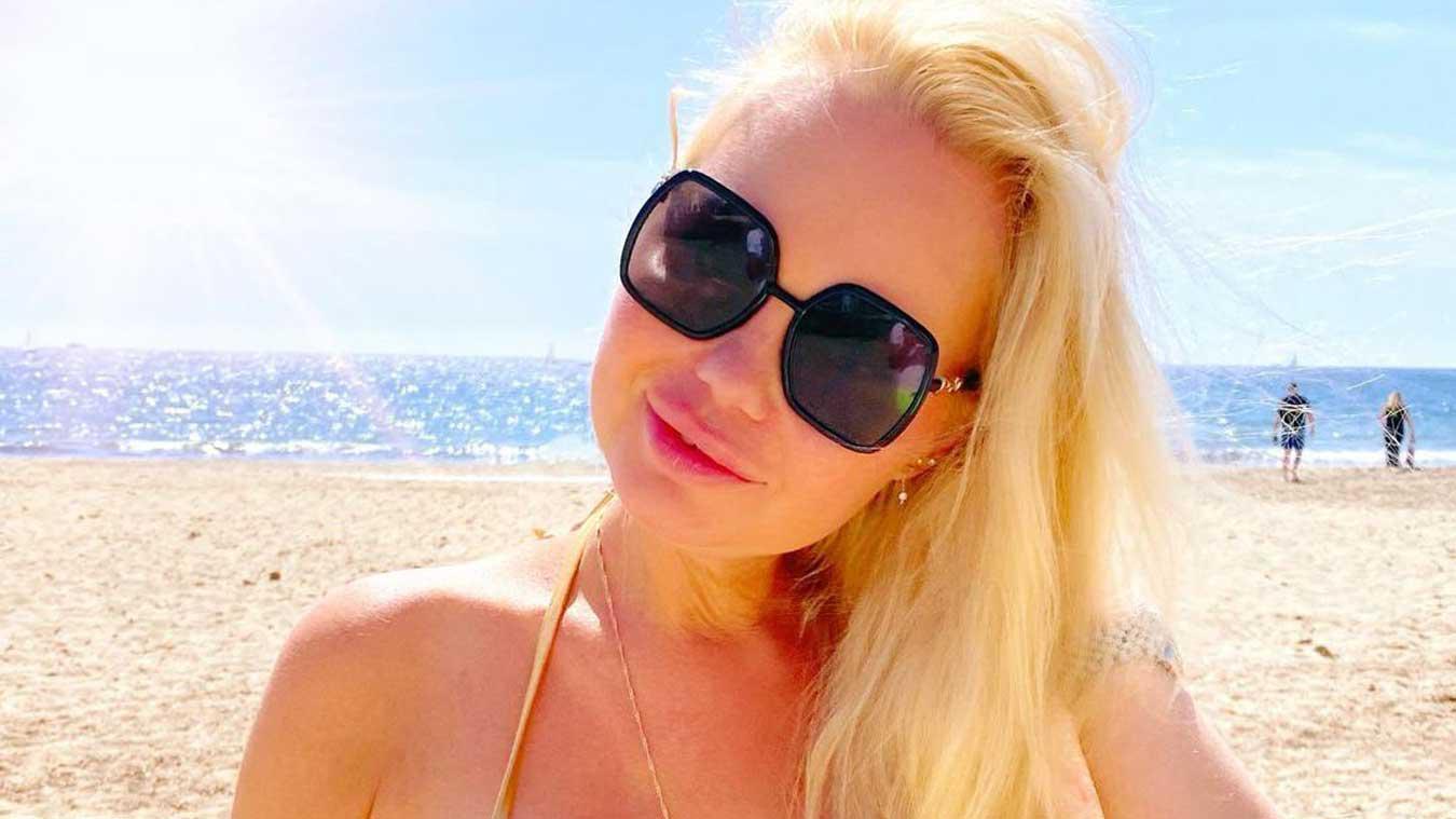 Lesley-Ann Poppe openhartig over topless zonnen: «Daar kijkt niemand ervan op»