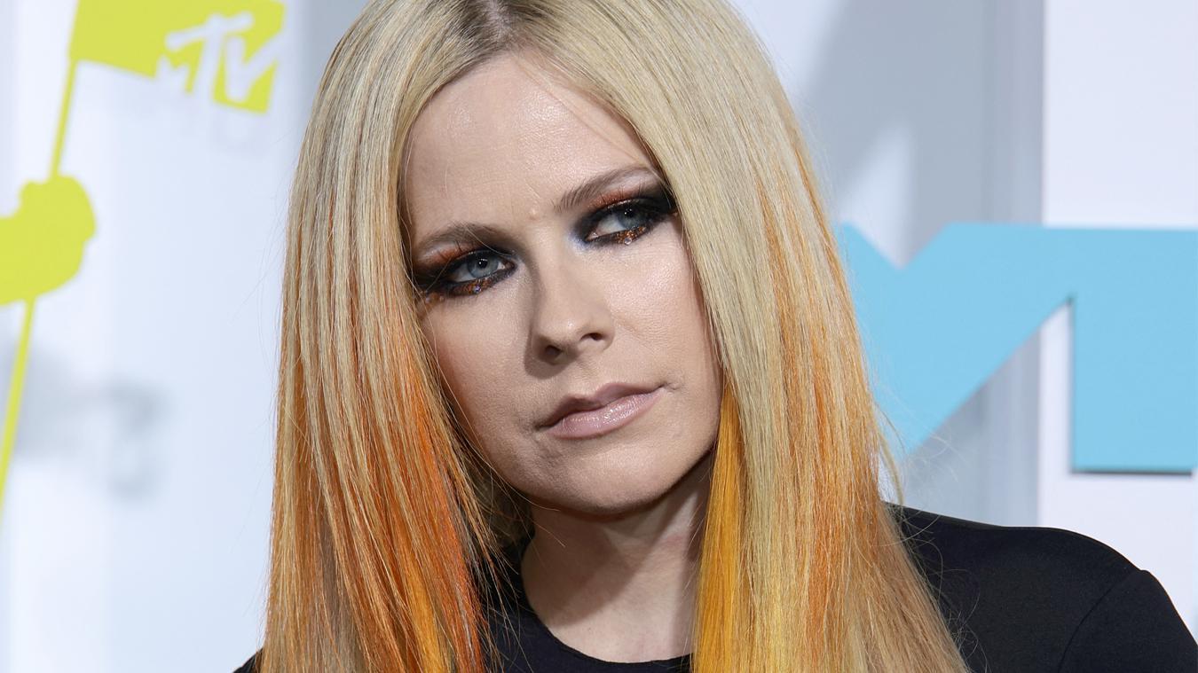 Avril Lavigne daagt Instagram uit met blote borst: «Dit hoeft ze écht niet te doen!» (foto)