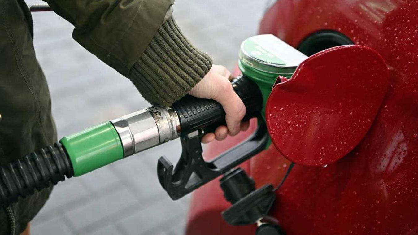 Benzine vanaf morgen goedkoper, al gaan de accijnzen wel omhoog...