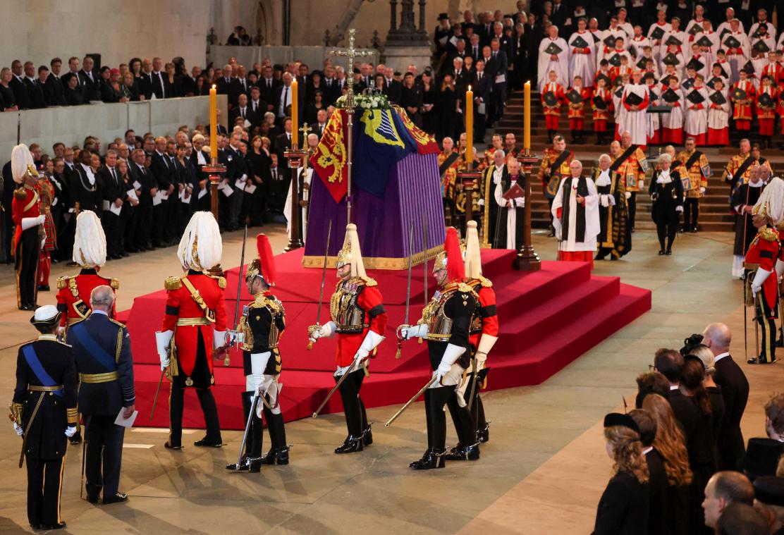 Deze controversiële figuren worden uitgenodigd op de begrafenis van de Queen