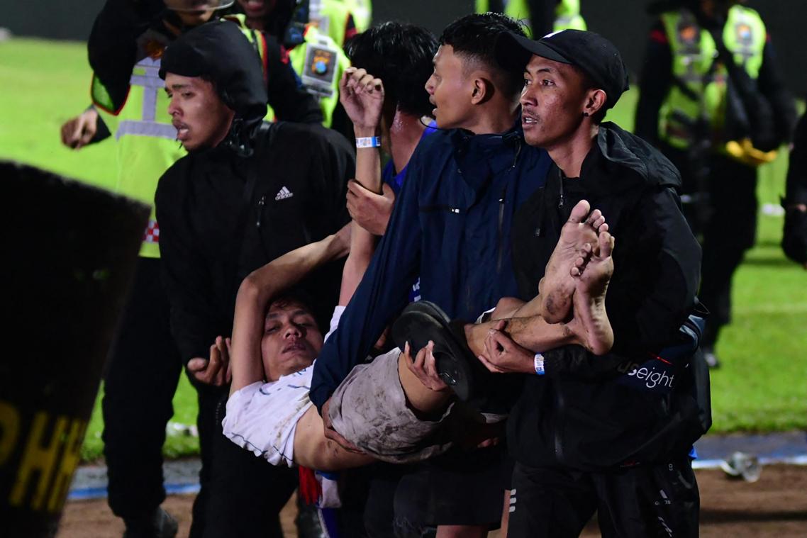 Een van de zwaarste stadionrampen ooit: Zeker 174 doden bij stormloop na voetbalwedstrijd in Indonesië (video)
