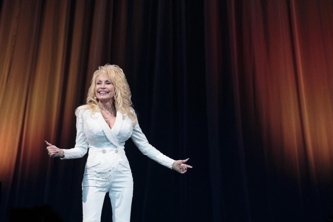 Jeff Bezos reikt liefdadigheidsprijs van 100 miljoen dollar uit aan Dolly Parton