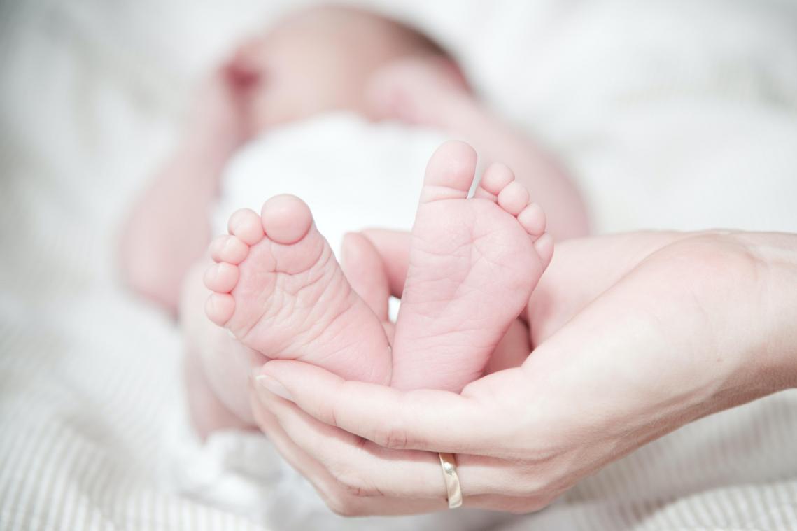 Ouders bevallen van tweeling geboren uit dertig jaar oude embryo