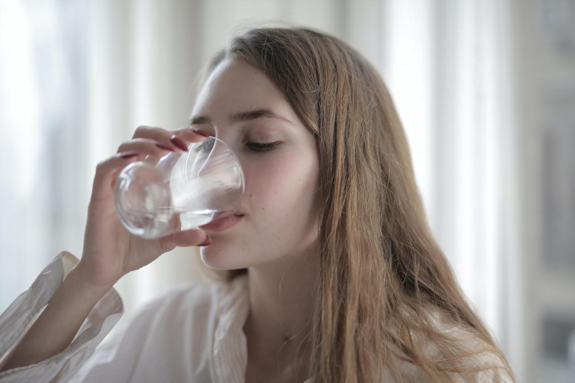 STUDIE. «Acht glazen water per dag drinken, is te veel voor de gemiddelde mens»