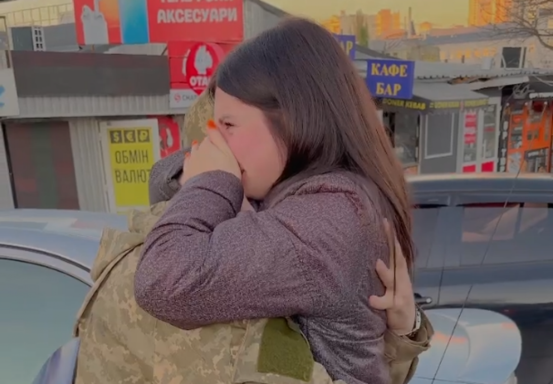 OOH. Oekraïense soldaat ziet zwangere vrouw terug na dertig weken dienst (video)
