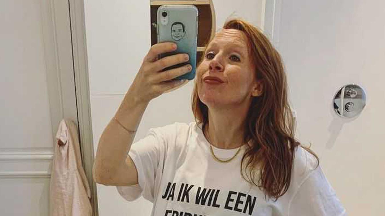 Hoogzwangere Linde Merckpoel deelt foto van haar bolle buik. Volgers in een deuk: «Beste T-shirt ooit!»