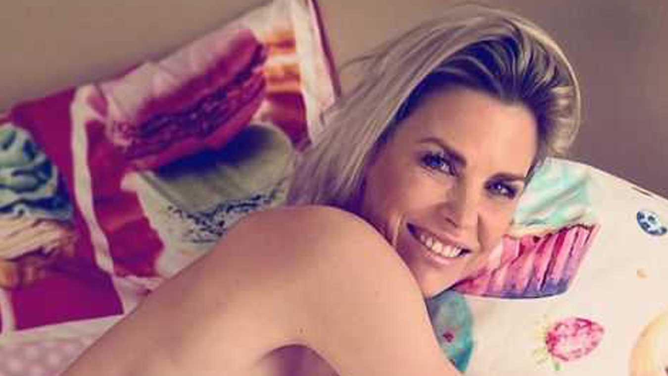 Tanja Dexters poseert poedelnaakt in bed: «Je bent en blijft toch een mooie vrouw hoor» (foto)