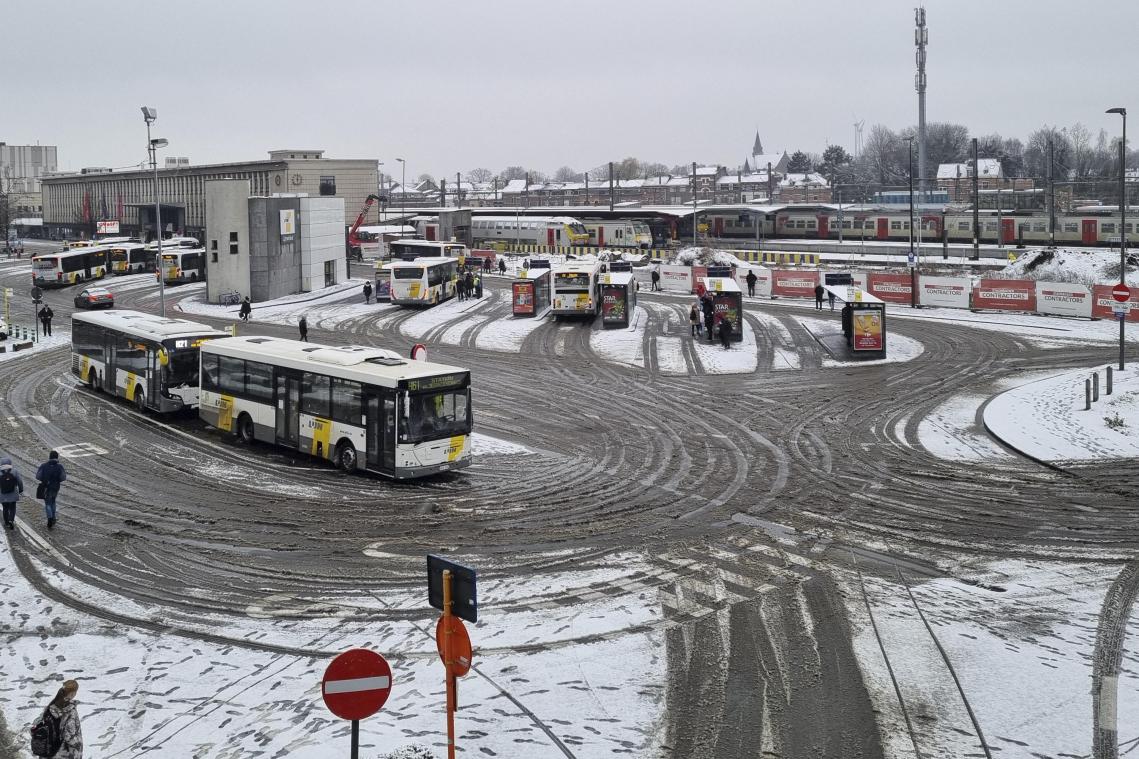 De Lijn houdt bussen binnen in Limburg door winterweer