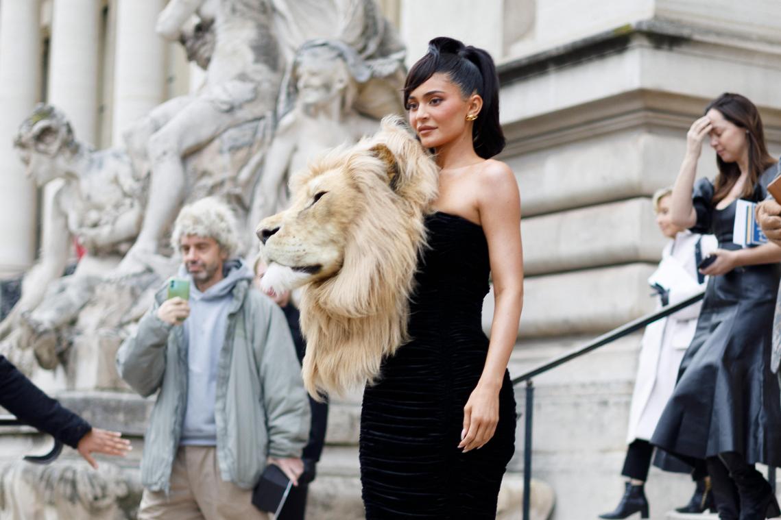 Waarom droeg Kylie Jenner die «wansmakelijke» jurk met een hyperrealistische leeuwenkop op?