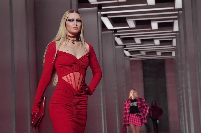 Model Gigi Hadid presenteert de Women Fall/Winter 2022-2023 collectie in Milaan