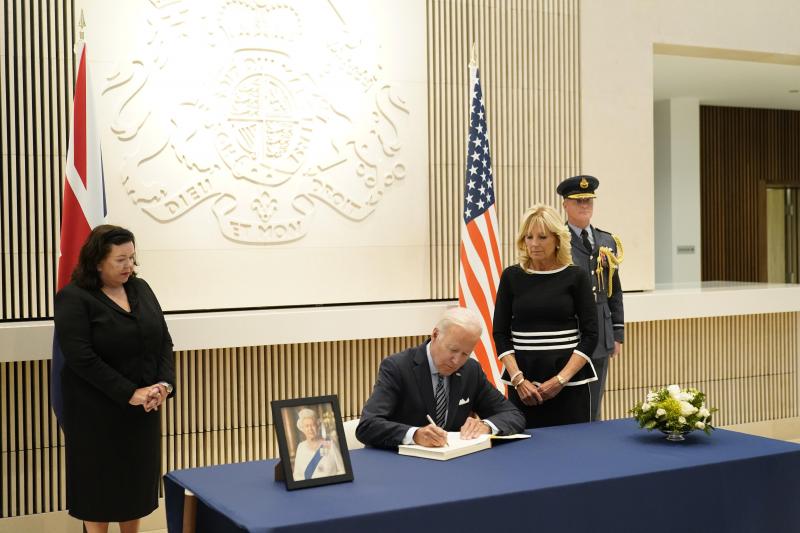 De Amerikaanse president Joe Biden tekent het rouwregister voor de Britse Queen, samen met echtgenote Jill.